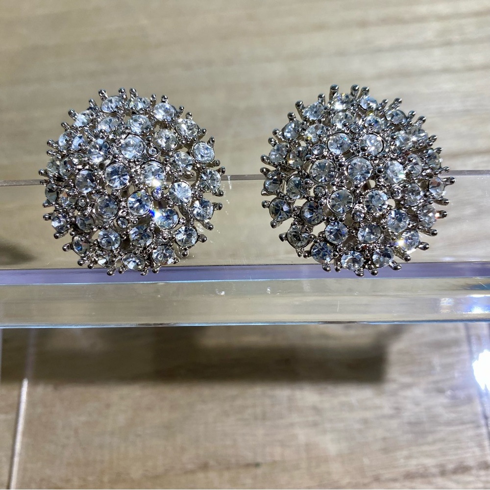 ST JOHN - VINTAGE - Large Round Cluster Crystal Rhinestone Clip-on Earrings - Picture 1 of 5